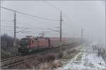 Nebel in Pfaffstätten: 1116 229 mit RJ 559 nach Graz rollt durch die Weinberge zwischen Gumpoldskirchen und Pfaffstätten. Das Bild entstand beim Warten auf den Dampfzug nach Mürzzuschlag - ich musste aber nach diesem Bild aus Zeitmangel abbrechen...
Pfaffstätten, 6.1.2016