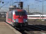 BR 1116 264-1 (Rot-Kreuz Taurus) bei der Ausfahrt vom Hbf Mnchen. Aufgenommen am 09.11.05.