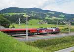 1116 231 in der A1-Beklebung mit Werbung für das "5G-Giganetz" am 25.07.2020 am RJX 1262 "Kitzbüheler Alpen" (Wien Hbf - Wörgl Hbf) bei Kirchberg in Tirol.