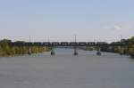 Der rote Kreuz Taurus berquert bei Wien Lobau die neue Donau.
