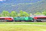 Neben Osttirol wird mit der Steiermark nun eine zweite österreichische Region über eine Railjet-Werbelok touristisch beworben. Es handelt sich dabei um die 1116 248, die am 14.05.2026 in der Zugmitte des RJX 165 anzutreffen war. Dabei traktionierte sie den Verstärker-Zugteil von Feldkirch nach Wien Hbf und wurde bei Flaurling mit circa 50 Minuten Verspätung aufgenommen.