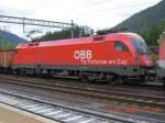 Eine BB-Sonderlok, die angesichts der zahlreichen EM-Lokomotiven kaum Beachtung findet: 1116 271-6 mit der Aufschrift  Top Performer am Zug , hier zu sehen am 23.5.2008 im Bahnhof Tarvisio -