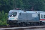 Der  Siemens -Taurus, 1116 038-9, frhmorgens, 06:26 Uhr in Neuoffingen, am IC 2095 (Stuttgart - Mnchen).