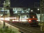 RailJet-Taurus  Spirit of Linz  steht mit dem 50516 in Wels Hbf, whrend auf dem Nebengleis eine 185er mit Gterzug durchfhrt.