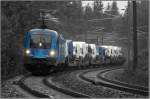 Im Str�menden Regen f�hrt EM-Lok 1116 080 UEFA mit einem Autozug durch den Zeltweger Murwald.
3.10.2008