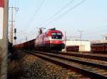 03.01.2009: Die EM-TAURUS �sterreich 1116 005-8 f�hrt mit einem G�terzug durch  Geradsdorf bei Wien - Industriegebiet S�d .