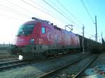 1116 031-4(T�rkei) erreicht mit einem G�terzug, und mit ca.  -30Minuten den Bhf. Marchtrenk; 090108