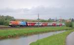 R 3958 gezogen von der  1116 250 hat am 04.05.2009  bei Wind und Regen  den Bahnhof Wartberg/Kr.