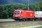 1116 260-9 mit der Aufschrift  Europischer Lokfhrerschein    Sicher durch Europa  zieht einen Gterzug am 29.05.2009 durchs Inntal.