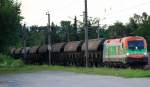 Ein mir unbekannter Gterzug von Gmunden nach St.Veit an der Glan kurz vor der Hst. Ansfelden am 13.7.2009 bespannt mit der Kinderdorf Lok 1116 007 