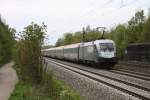 Am Weg nach Mnchen Hbf war am 17.05.10 die 1116 038  Siemens . Durchfahrt schiebend in Vaterstetten.