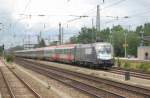 1116 038 + 1116 107 mit EC 113 Siegen - Klagenfurt, am 30.07.2010 bei der Durchfahrt Mnchen-Heimeranplatz