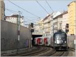 Die  Cats -Taurus 1116 153 im Einsatz auf der Wiener S-Bahn Stammstrecke vor dem Regionalzug 2229 kurz nach der Ausfahrt aus Wien Rennweg.