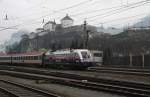 Am BB EC Wien-Bregenz hngt der neue Taurus der BB 1116 250-0 mit Werbung fr die Polizei. Hier ist er am 3.12.2011 gerade bei der Ausfahrt in Kufstein. Leider schlechtes Wetter.