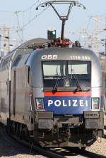 POLIZEI-Werbelok 1116 250-9 am 03.Mrz 2012 mit dem R 2220 beim Bf.