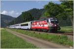 Die neueste Werbelok der �BB, 1116 138  50 Jahre Heeressport  zieht den EC 103  Polonia  (Warschau - Villach) durch das Murtal.
St.Lorenzen 4.7.2012 
