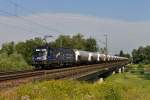 1116 126  Licht ins Dunkel  mit einem Gterzug am 02.08.2012 bei der berquerung der Isar in Plattling.