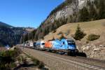 1116 250 mit einer Rola von Brennersee nach Wrgl Terminal am 08.03.2011 unterwegs bei St. Jodok am Brenner.