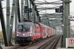 R 2325 mit der 1116 138 Heeressport von Wien Floridsdorf (F) nach Payerbach-Reichenau (Pr), bei der Einfahrt in die Haltestelle Wien Handelskai (Nw H2); am 10.11.2012