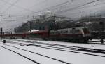 Die Polizeilok 1116 250-2 der �BB f�hrt am 8.12.2012 mit einem Railjet durch den Bahnhof Kufstein, Richtung Innsbruck.