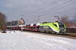 CAT 1116 142 mit einem Autozug im Februar 2013 in Elsbethen.