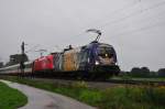 Der Galileo-Michelangelo Taurus 1116 077 der ÖBB mit einer Schwestermaschine bei der Durchfahrt in Übersee am Chiemsee am 31.08.14 bei strömenden Regen (Sommer 2014 ;-)