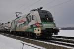 Die 1116 130-6 der ÖBB „E-Card Lok“ mit einem Kesselwagenzug am 06.02.15 bei Übersee am Chiemsee