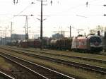 1116 246 Bundesheer Taurus am 7.4.2007 an der Spitze eines Gterzuges, der hier gerade vor Wien Htteldorf die Durchfahrt abwarten muss