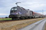 Die 1116 158  ÖBB-Sternelok zu Gunsten Licht ins Dunkel  am Zugende eines Railjet am 24.12.16 bei Übersee am Chiemsee.