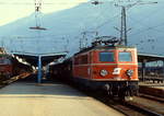 Mit dem Regionalzug 4616 nach Schwarzach-St. Veit verlässt 1141.27 im Sommer 1983 den Bahnhof Spittal-Millstättersee, links ist der Korridorzug 4610 nach Innsbruck erkennbar