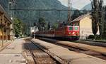 1141 006-5 fährt im Sommer 1987 mit einem Regionalzug in Bad Ischl ein