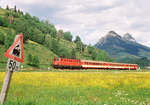 30.05.1993, Österreich, bei Bad Mitterndorf, Lok ÖBB 1141 011 (Danke, Josef) fährt mit ihrem Nahverkehrszug auf der Salzkammergutstrecke nach Attnang-Puchheim.