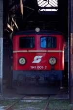 Blick in das Rundhaus Europas im Bahnpark Augsburg mit der sterreichischen Museumslok 1141 003-2.