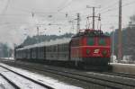 1141 024-8 leistet einem Dampfsonderzug mit 33.132 zum Semmering Nachschubhilfe. Hier bei der Durchfahrt in St.Egyden. (26.2.2006)