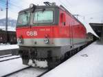 BB 1144 212 am 19.1.2013 im Bahnhof von Bludenz vor einem Gterzug.