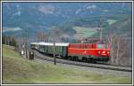Der  Erlebniszug Zauberberge  bespannt von 1141 024 am 2.4.2006 als E 1955 von Wien nach Mrzzuschlag, aufgenommen auf der Apfelwiese auf der Semmering Nordrampe.