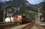 Im Sommer 1995 fährt 1141 023-0 im Bahnhof Hieflau ein