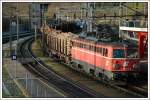 Immer wieder schn, eine 42er mit Altlack anzutreffen. 1142.562 bei der Durchfahrt in Bruck an der Mur am Abend des 5.4.2007.