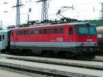 1142691-3 schiebt REX 1676 aus dem Bhf.