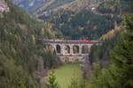 1142 + 1116 am 2.11.2017 mit einem Güterzug auf dem Viadukt über die Kalte Rinne