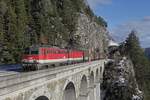 1142 639 + 1144 243 mit Güterzug am Krauselklauseviadukt am 24.01.2018.