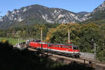 Bei Kaiserwetter fahren 1142.698+1144.279 mit GAG-53513 durch das herbstliche Payerbach.