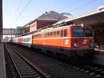 Am frhen Nachmittag des 21.10.2005 schiebt 1142 699-6, noch blutorangenem BB-Design, den REX 1709 Mrzzuschlag - Villach aus dem Hauptbahnhof Klagenfurt. Der Zug ist komplett aus City-Shuttle-Wagen gebildet, hinter denen sich ehemalige Schlieren-Wagen oder deren Nach- oder Lizensbauten verbergen.