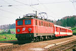 20.04.2000, Österreich, Westbahnstrecke der ÖBB bei Hallwang-Elixhausen. Ein Zug mit der ÖBB-Lok 1141 016-4 fährt in Richtung Salzburg.