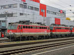 Graz. Zwei Lokomotiven der Reihe 1142, die 1142 601 und 1142 XXX, stehen am 24.10.2020 abgestellt in der Produktion Graz Hauptbahnhof.