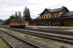 Wegen eines vorausfahrenden Zuges wartet am 25.6.2021 die 1142 639 als SLZ18100 auf ihrem Weg von Selzthal nach Weißenbach-St.Gallen im Bahnhof Admont auf die Weiterfahrt 