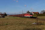 Passend zur 1142 636 hatte der DG44453 von Graz Vbf nach Maribor Tezno direkt hinter dem Triebfahrzeug alte slowenische und kroatische Erzwagen.
Am herrlichen 9.11.2021 fährt der Güterzug bei Neudorf ob Wildon in Richtung Süden.