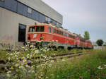 Graz. Das Schicksal der 1142 679 war im Spätsommer schon längst besiegelt: Hier wartet die Lokomotive am 07.09.2021 gemeinsam mit weiteren Loks, der Reihe 1041 und 1141 auf die Verschrottung beim Grazer Schrottwolf.