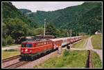 1142 577 fährt am 29.05.2002 mit R4021 zwischen Bruck/Mur und Pernegg Richtung Süden. Der Stundentakt der Regionalzüge zwischen Bruck/Mur und Graz war damals fest in der Hand von City Shuttle Zügen. Heute wird diese Verbindung als S1 bezeichnet und es fahren 4744 - Garniturn.