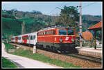 1142 675 ereicht am 16.04.2004 mit R3617 (St.Valentin - Kleinreifling) die Haltestelle Dürnbach.
